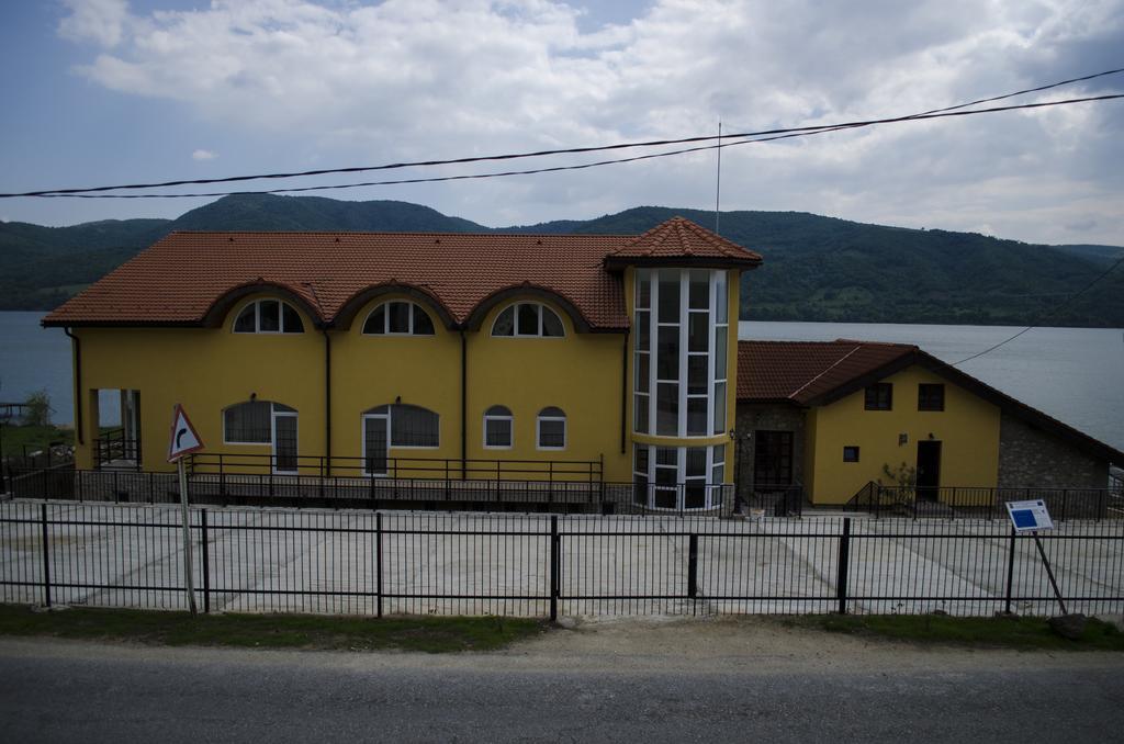 Hotel Mai Danube Ieşelniţa Exterior foto