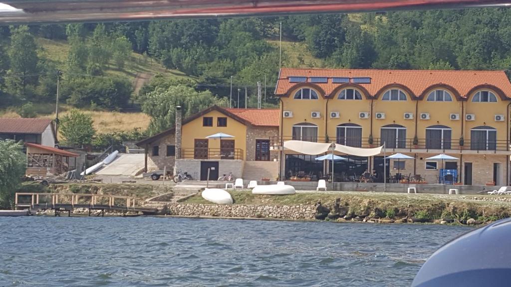 Hotel Mai Danube Ieşelniţa Exterior foto